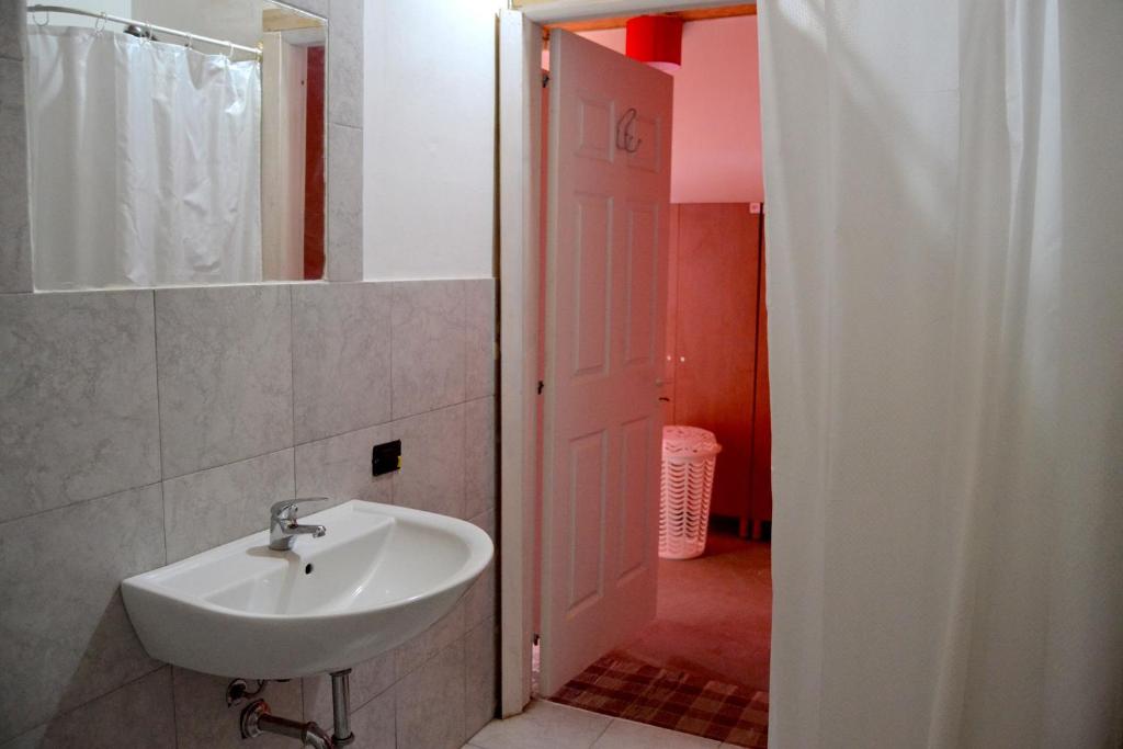 y baño con lavabo y espejo. en Ostello Salento, en Alezio