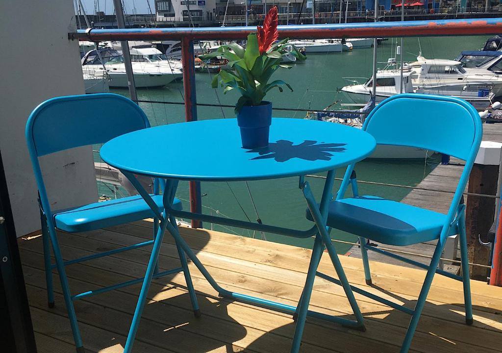Brighton Marina Floating home - 