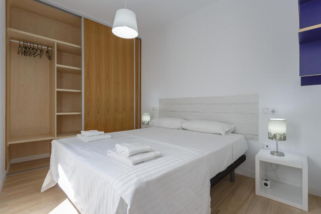 Postel nebo postele na pokoji v ubytování COLON15 Family Home by Cadiz4Rentals