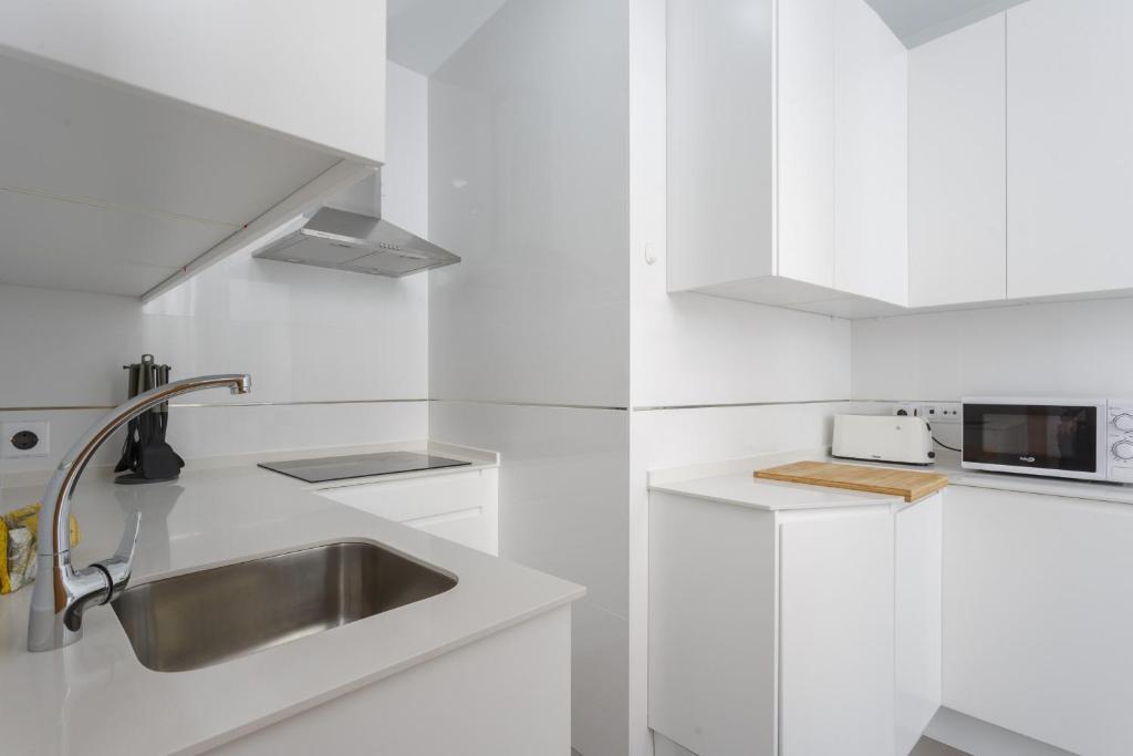 Kuchyň nebo kuchyňský kout v ubytování COLON15 Family Home by Cadiz4Rentals