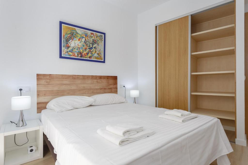 Postel nebo postele na pokoji v ubytování COLON15 Family Home by Cadiz4Rentals