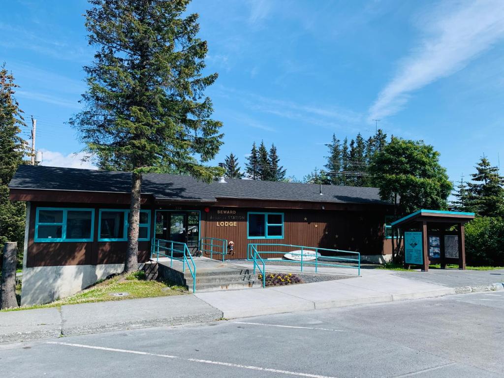 un edificio con un árbol delante de él en Seward Adventure Lodge en Seward