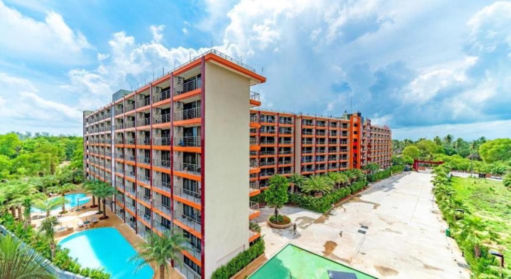 Výhled na bazén z ubytování Mai Khao Beach Condo Hotel by VillaCarte nebo okolí