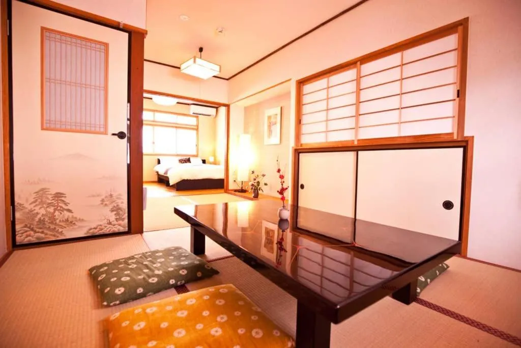 Yadoya shichifuku neko, Kyoto, Japan