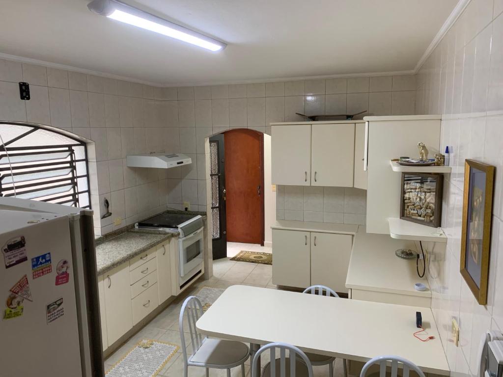  Ampla Suíte grande com Hidro em sobrado grande no meio do Brooklin