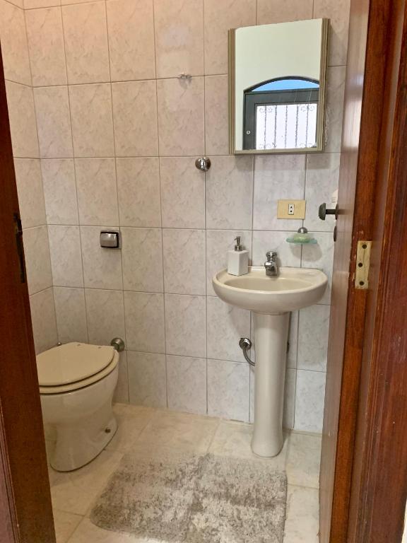  Ampla Suíte grande com Hidro em sobrado grande no meio do Brooklin
