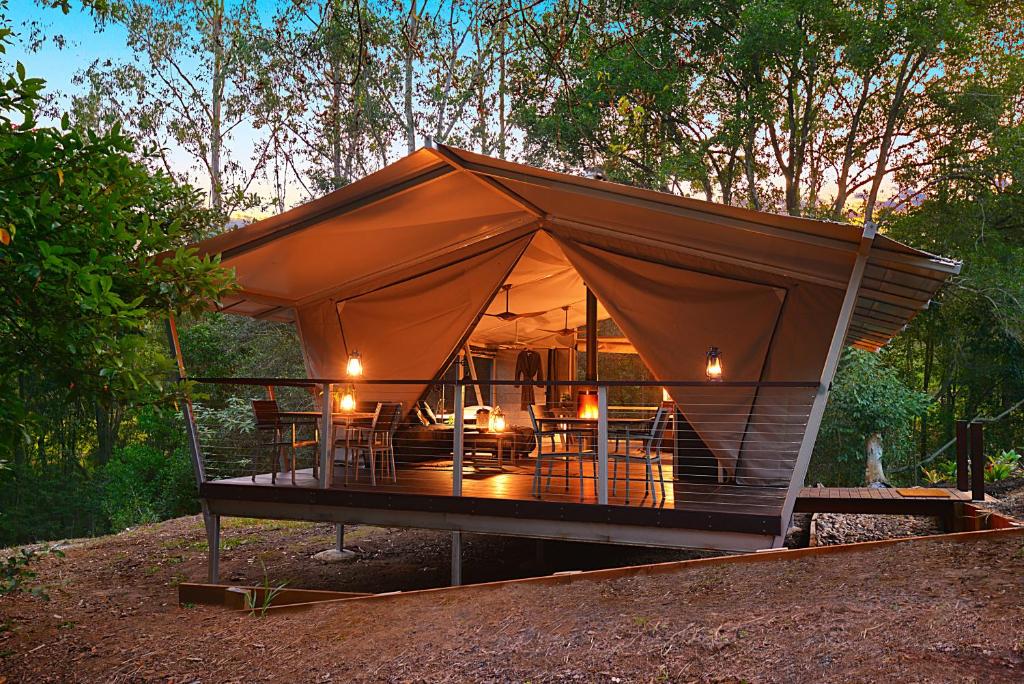 Tienda pequeña con mesas y sillas en Starry Nights Luxury Camping en Woombye