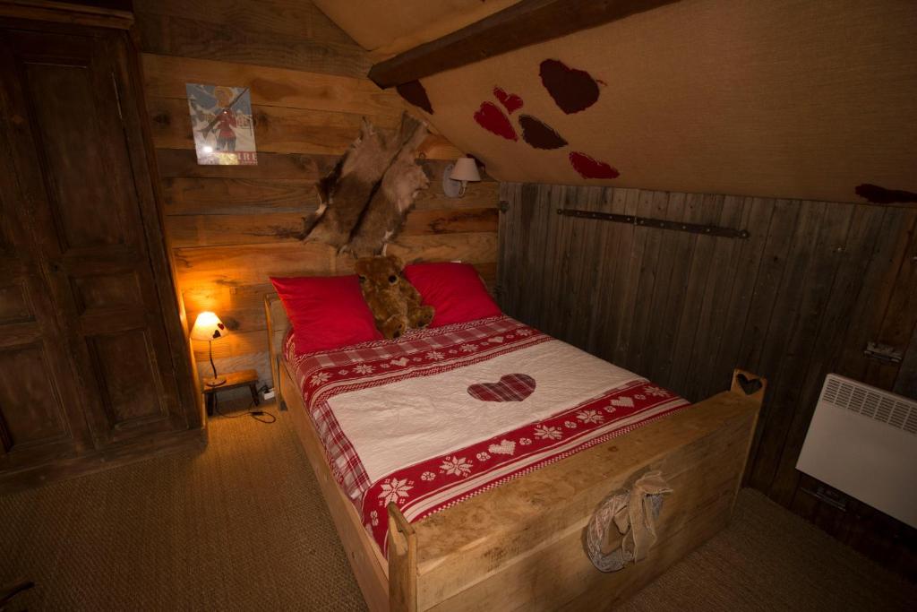Postel nebo postele na pokoji v ubytování Gîte "Le Refuge" Dans un Domaine de 7ha Au Calme