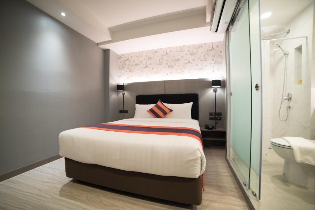 1 dormitorio con 1 cama grande y baño en Studio Ekamai en Bangkok