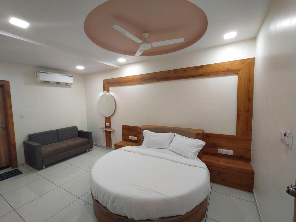 Postel nebo postele na pokoji v ubytování Hotel Neelkamal