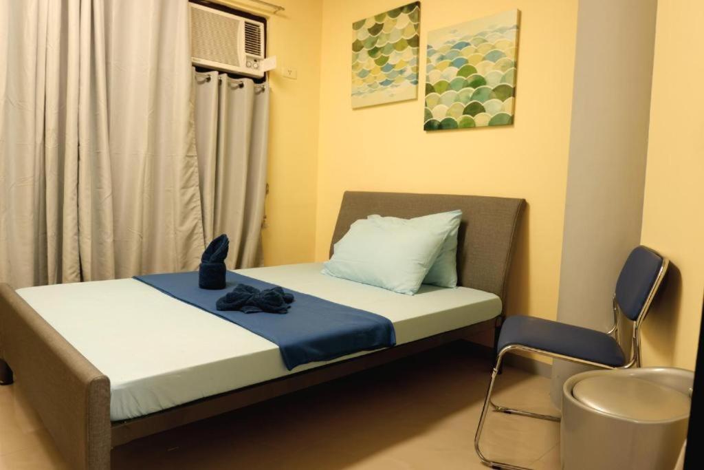 Postel nebo postele na pokoji v ubytování Mactan District Budgetel - Lapu Lapu Cebu