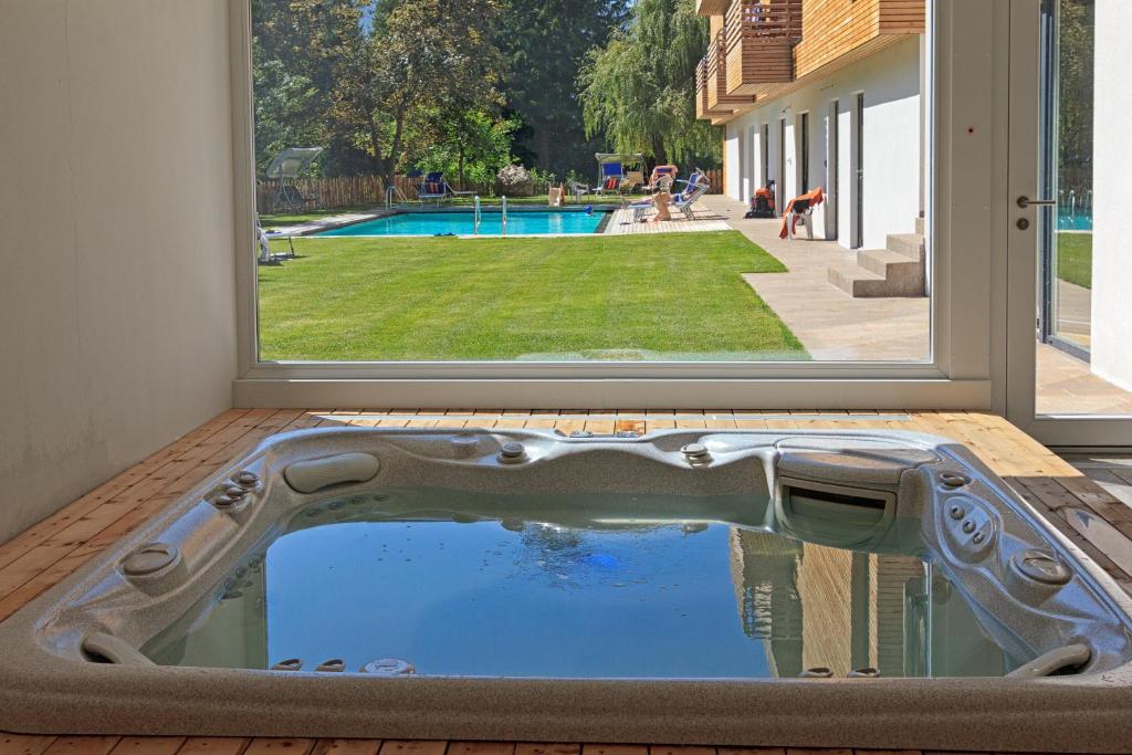 Bazén v ubytování Hotel Piné nebo v jeho okolí