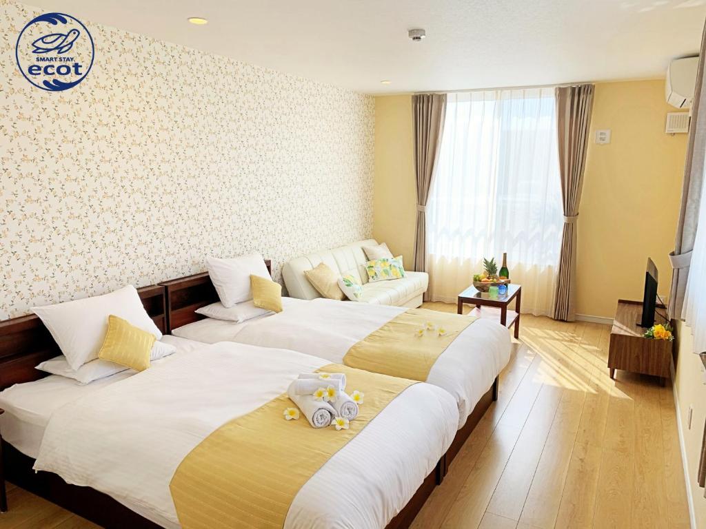 Habitación de hotel con 2 camas con ositos de peluche. en Ecot Shimozato 2, en Isla Miyako