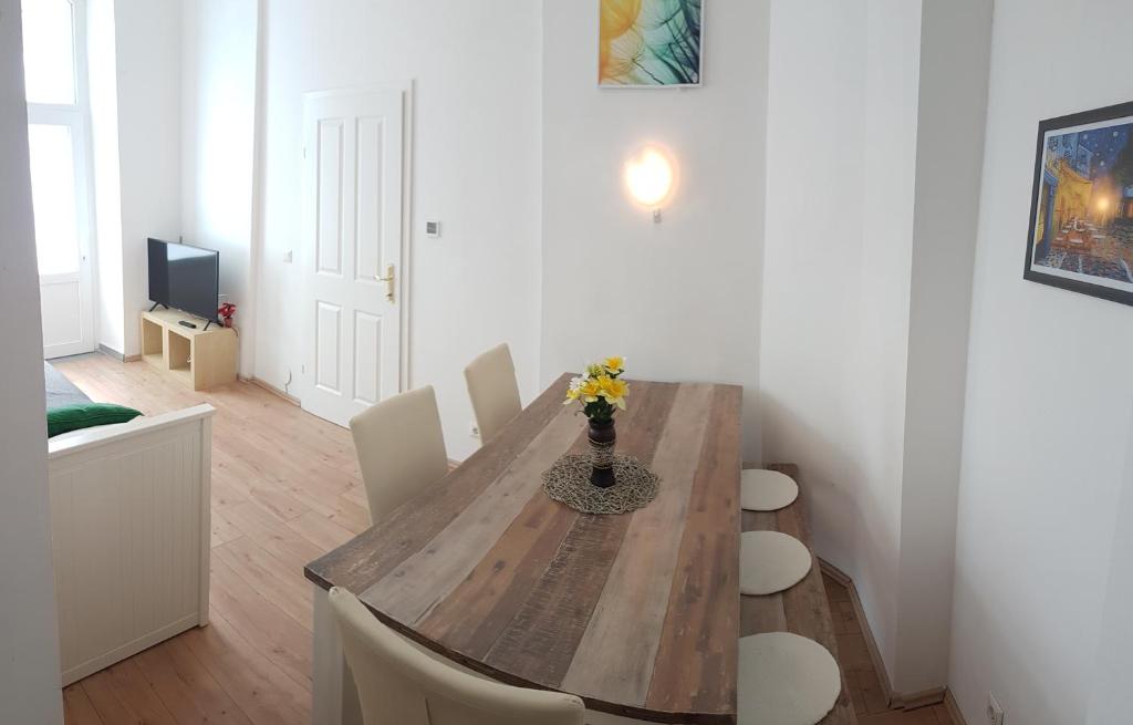 ein Esszimmer mit einem Holztisch und Stühlen in der Unterkunft Sobieski Town Apartments in Wien