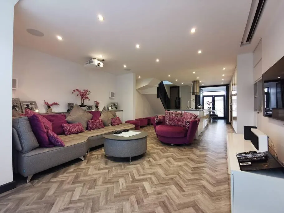 Modern duplex apartment with Cinema, sleeps 6!, York, Marea Britanie