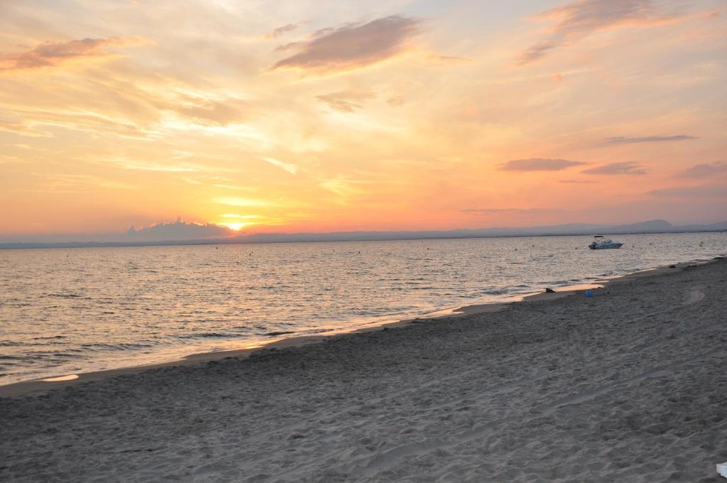 ル・グロー・デュ・ロワにあるReusslan Appartementの海上のボートとビーチでの夕日