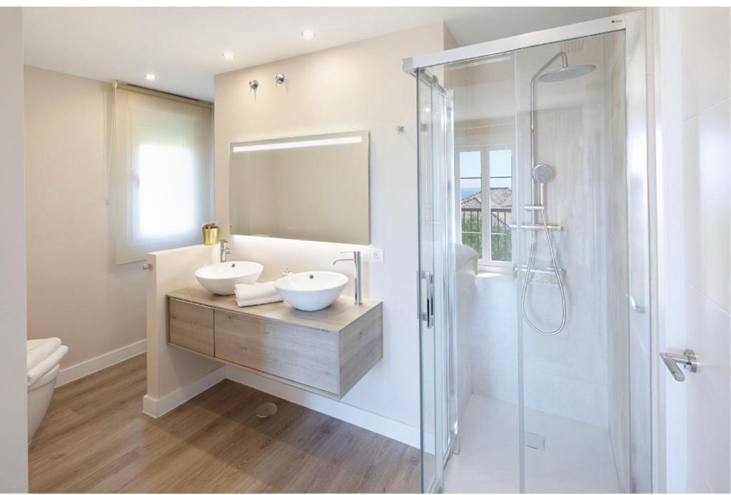 A bathroom at AMAZING DUPLEX NEXT TO THE BEACH IN MARBELLA