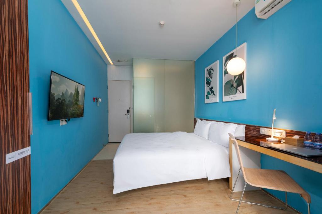 Postel nebo postele na pokoji v ubytování Shenzhen Dongmen Colour Hotel
