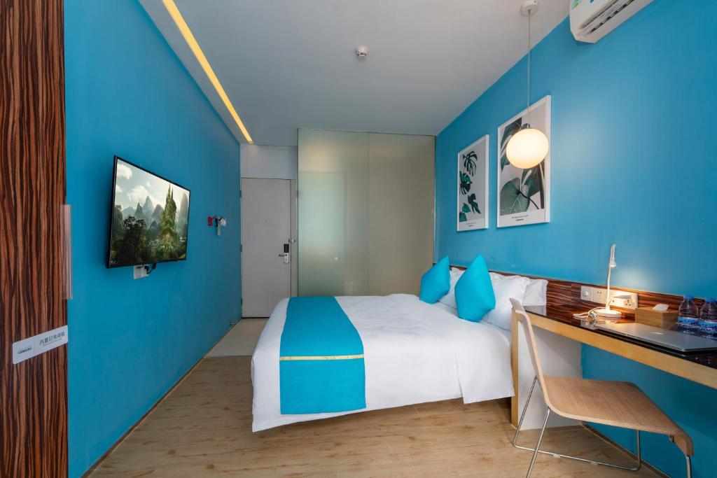 Postel nebo postele na pokoji v ubytování Shenzhen Dongmen Colour Hotel