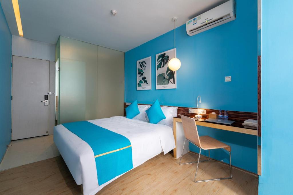 Postel nebo postele na pokoji v ubytování Shenzhen Dongmen Colour Hotel