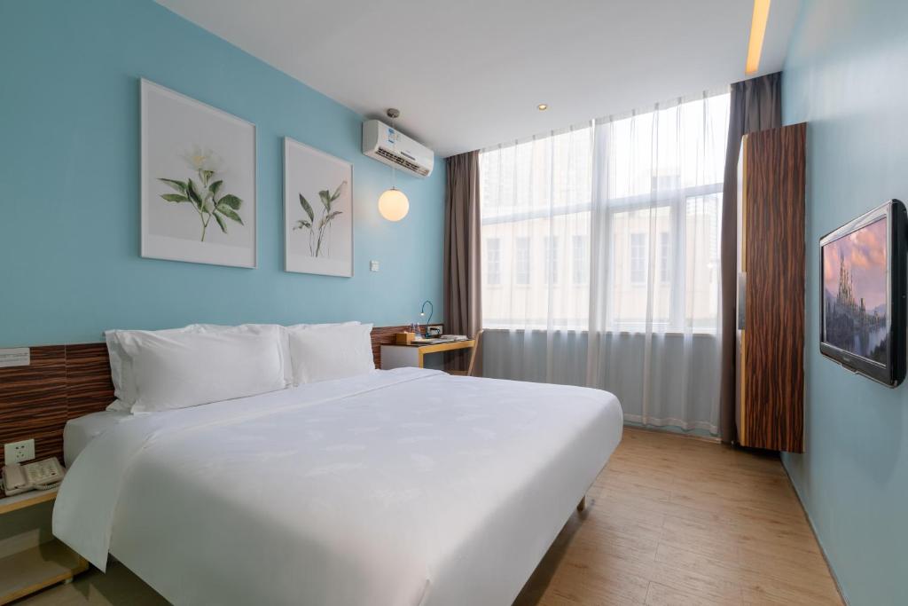 Postel nebo postele na pokoji v ubytování Shenzhen Dongmen Colour Hotel