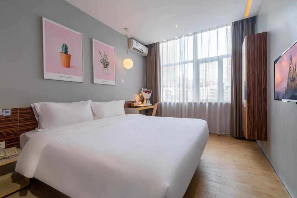 Postel nebo postele na pokoji v ubytování Shenzhen Dongmen Colour Hotel
