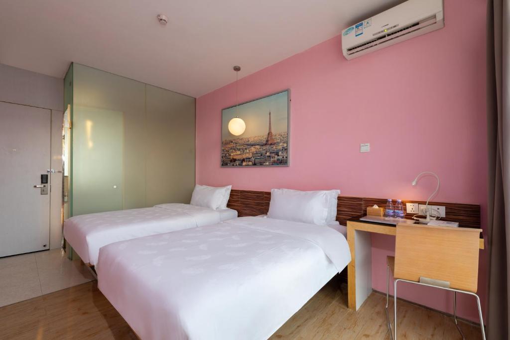 Postel nebo postele na pokoji v ubytování Shenzhen Dongmen Colour Hotel