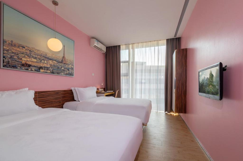 Postel nebo postele na pokoji v ubytování Shenzhen Dongmen Colour Hotel
