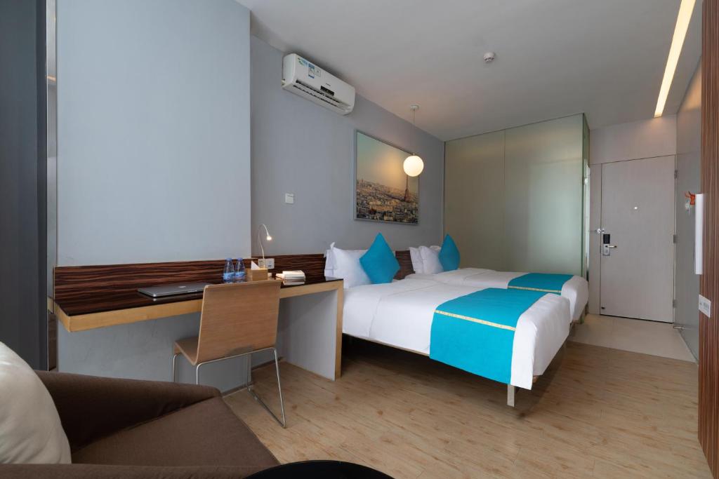 Postel nebo postele na pokoji v ubytování Shenzhen Dongmen Colour Hotel