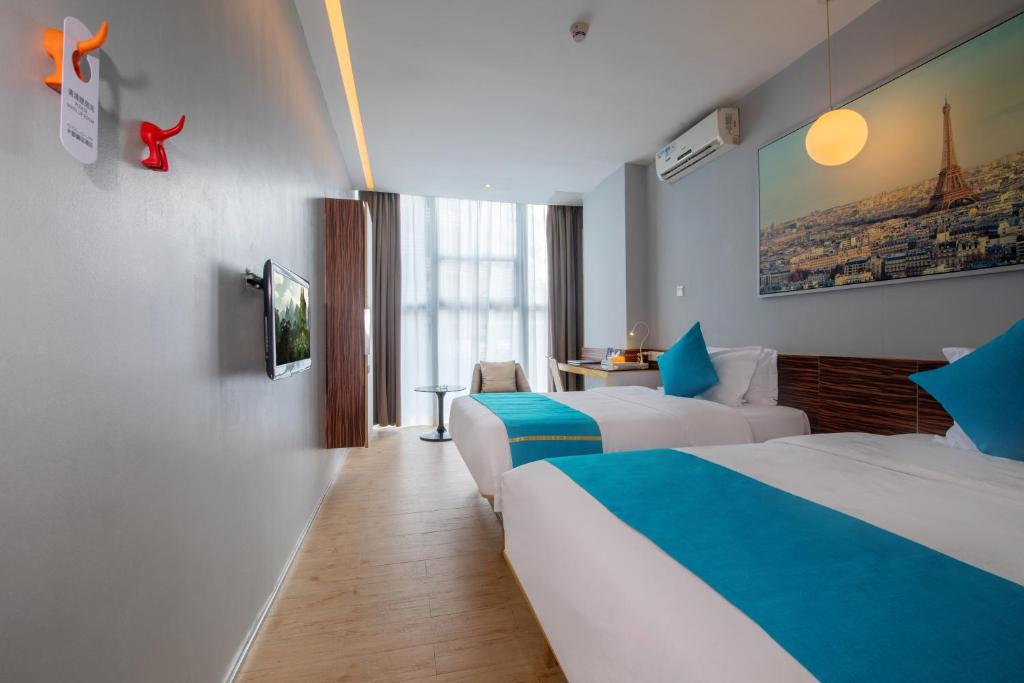 Postel nebo postele na pokoji v ubytování Shenzhen Dongmen Colour Hotel