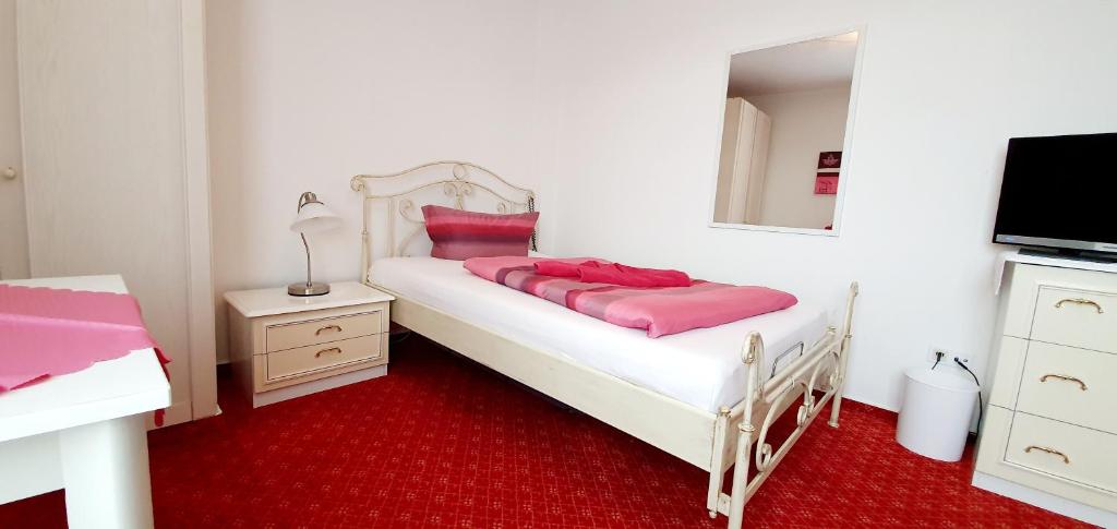 Postel nebo postele na pokoji v ubytování Hotel-Pension Haus Hubertus