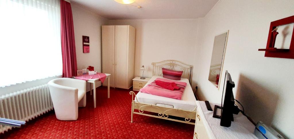Postel nebo postele na pokoji v ubytování Hotel-Pension Haus Hubertus