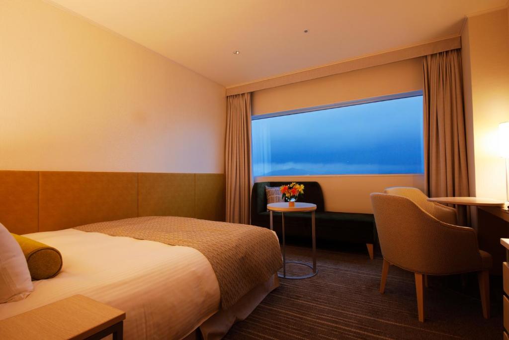 Postel nebo postele na pokoji v ubytování Hotel Nikko Himeji
