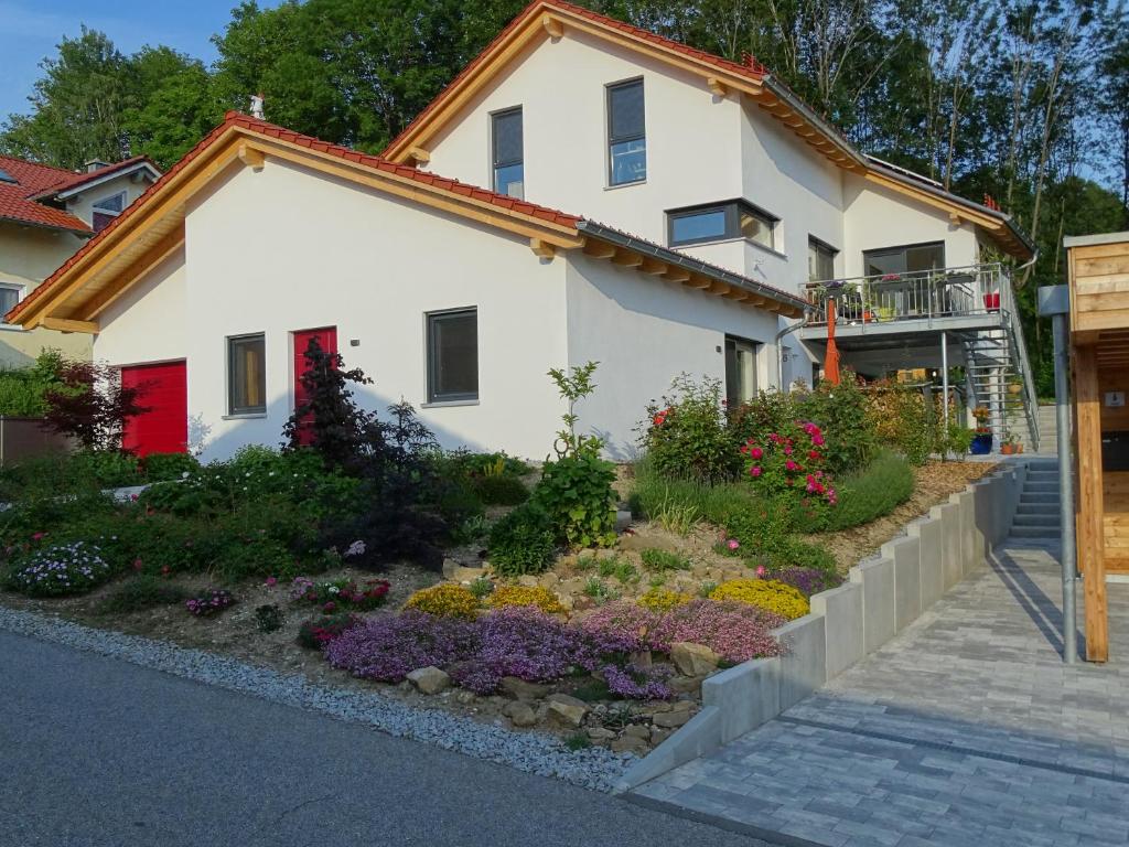 a house with a garden in front of it at Ferienwohnung Hofstatt in Lalling