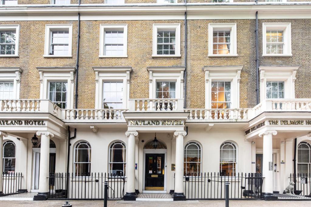 een groot bakstenen gebouw met een voordeur bij The Nayland Hotel in Londen