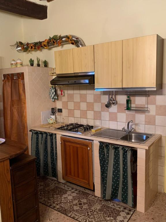 Kuchyňa alebo kuchynka v ubytovaní Casa del Capitano Rocca d'Orcia