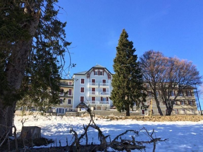 un gran edificio blanco con un árbol en la nieve en MONT BLANC 20 LE REVARD, en Pugny-Chatenod