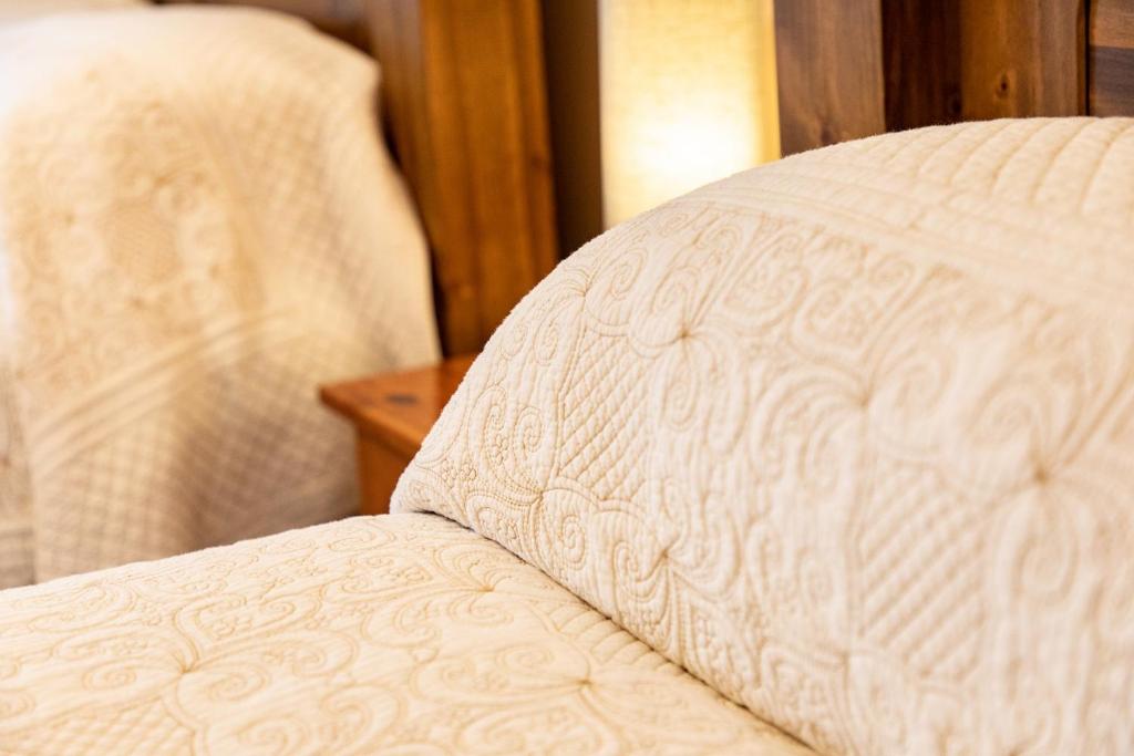 Postel nebo postele na pokoji v ubytování Twin Peaks B&B