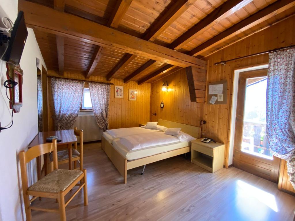 Postel nebo postele na pokoji v ubytování Hotel Camoscio