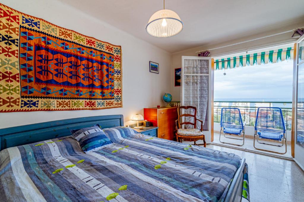 um quarto com uma cama e vista para o oceano em Maison Doretta - Sea View em Roquebrune-Cap-Martin