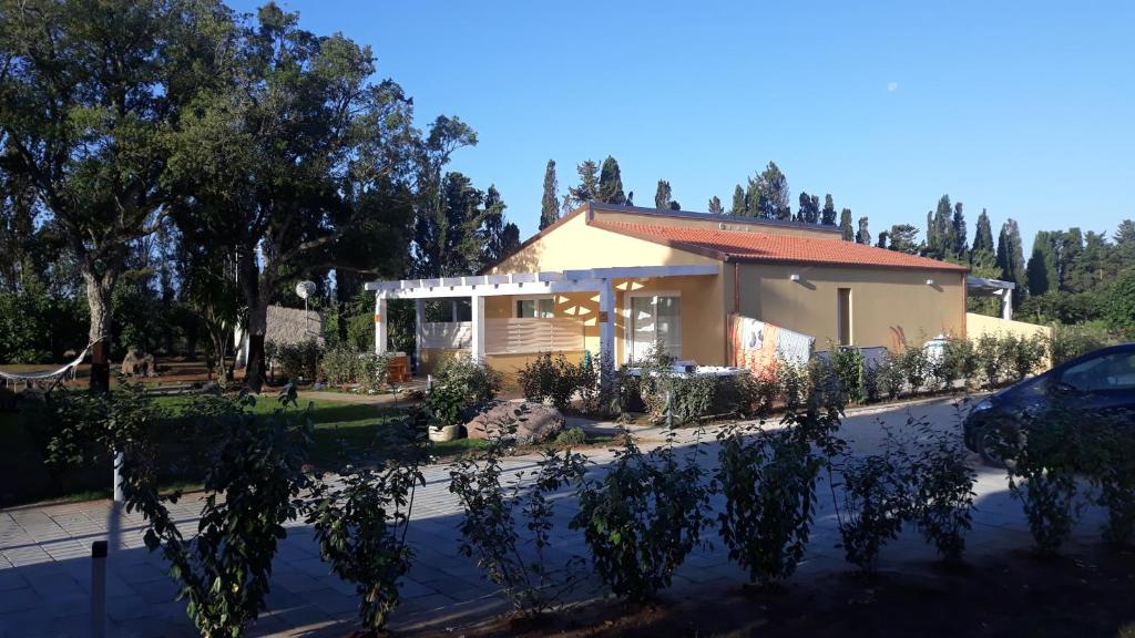 uma casa com um carro estacionado em frente em Azienda Agricola I Peperoncini em Alghero