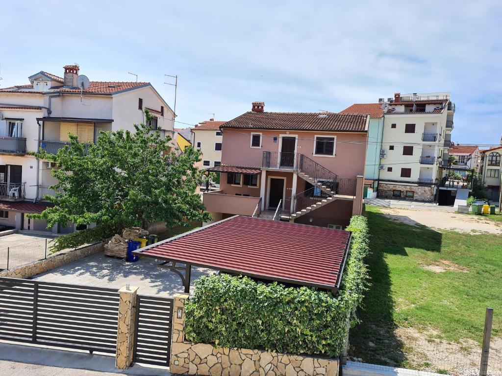 vistas a un edificio con techo rojo en Apartments Denis & Lucija, en Rovinj