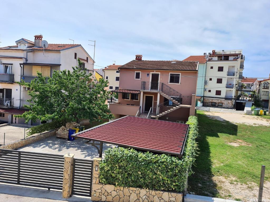 widok na budynek z czerwonym dachem w obiekcie Apartments Denis & Lucija w Rovinj