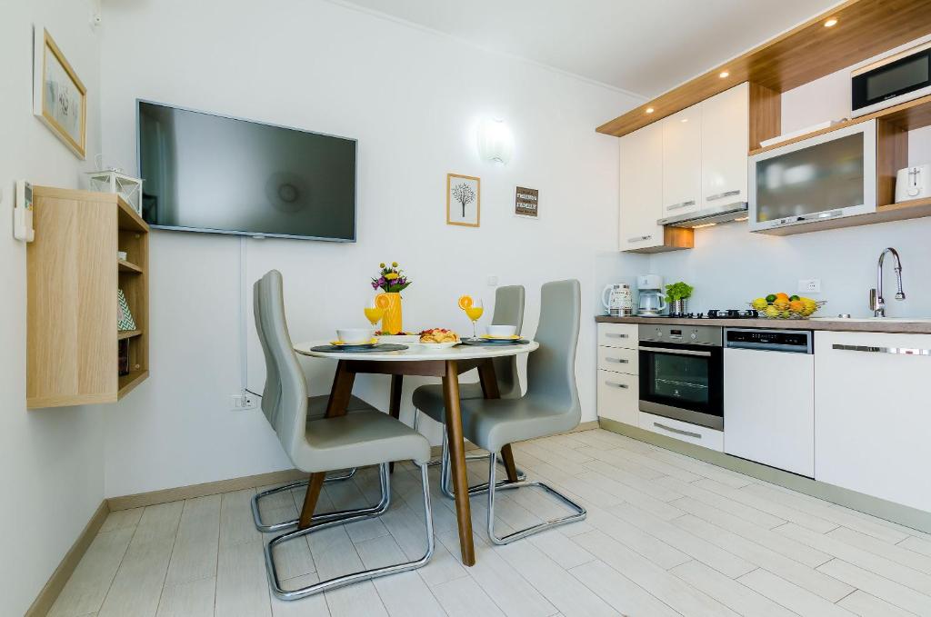 Kuchyňa alebo kuchynka v ubytovaní Adriatic Sunny Apartments
