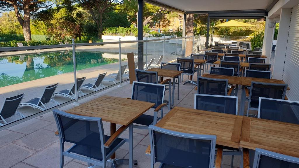Bazén v ubytování Garden and beach sea view apartment Cannes nebo v jeho okolí