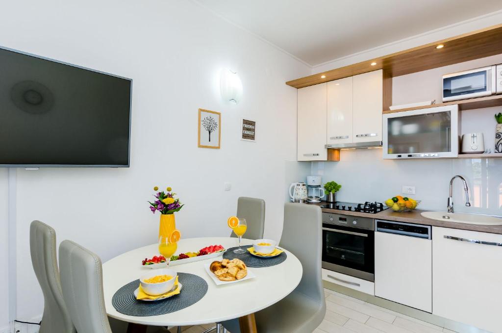 Kuchyňa alebo kuchynka v ubytovaní Adriatic Sunny Apartments