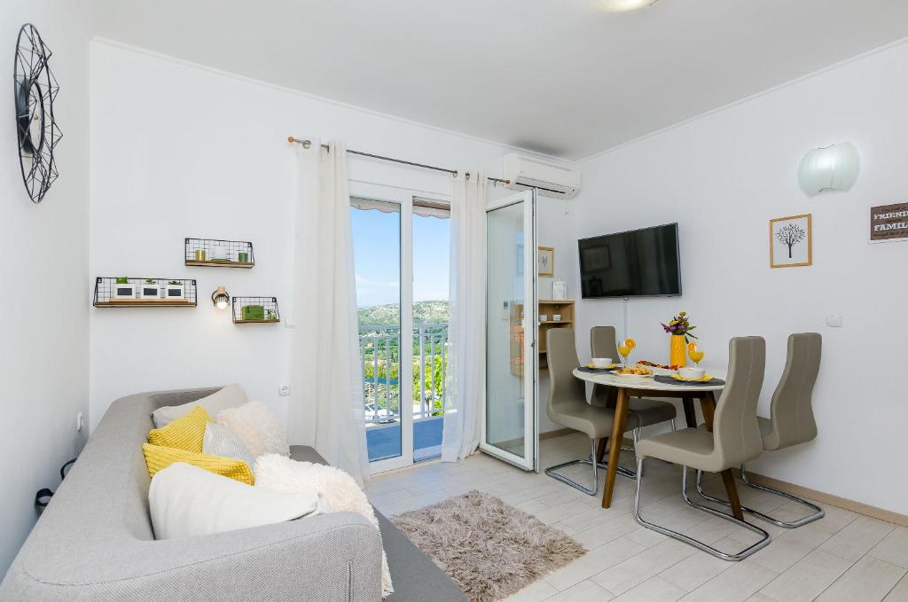 Televízia a/alebo spoločenská miestnosť v ubytovaní Adriatic Sunny Apartments