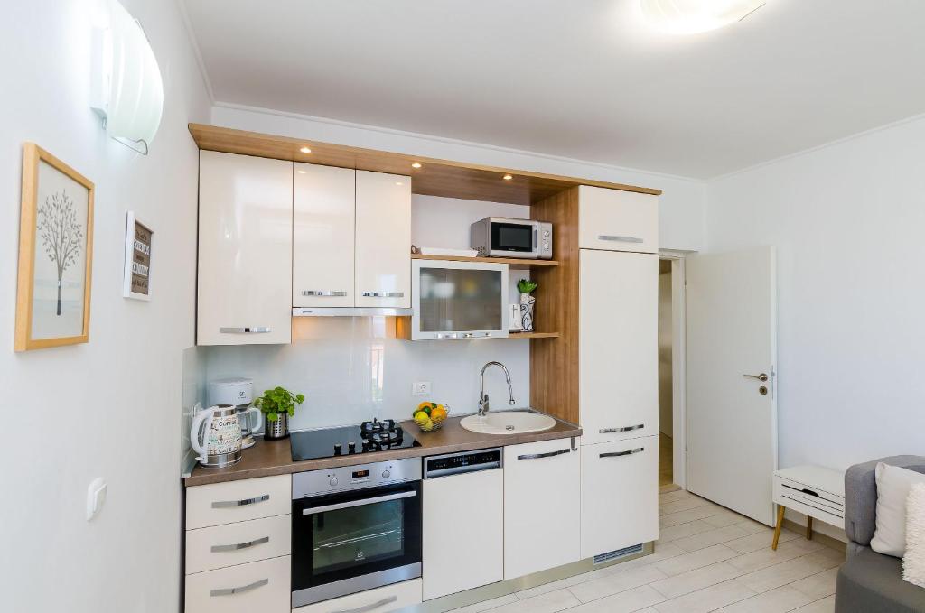 Kuchyňa alebo kuchynka v ubytovaní Adriatic Sunny Apartments