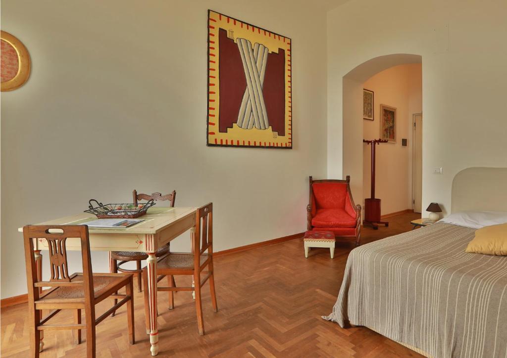Posteľ alebo postele v izbe v ubytovaní Amazing Sea View in Historic Building in Downtown by Wonderful Italy