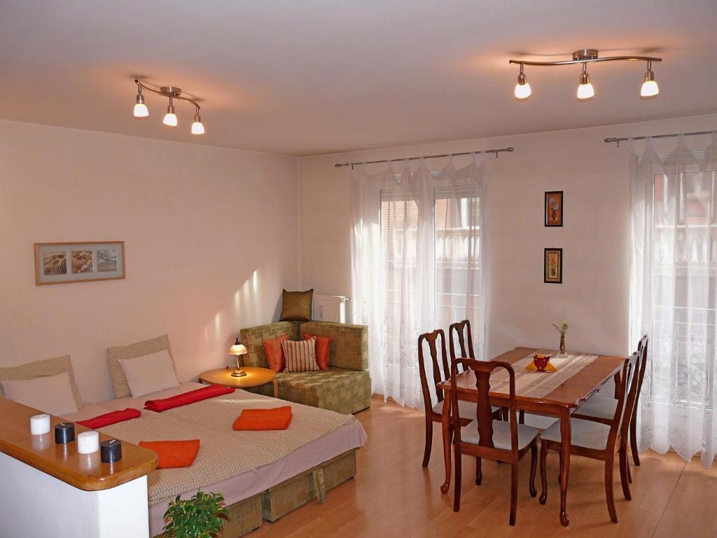 sala de estar con mesa y comedor en Raday Central Apartment, en Budapest